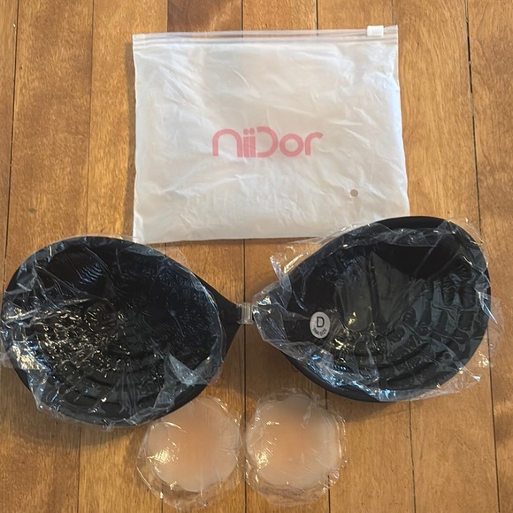 Black Strapless Adhesive Bra - Picture 6 of 7